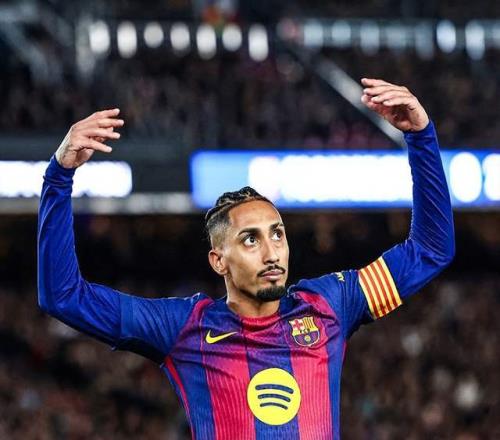 巴萨9000万巨星救主：单刀打空门亲吻队徽！4万人鼓掌致敬