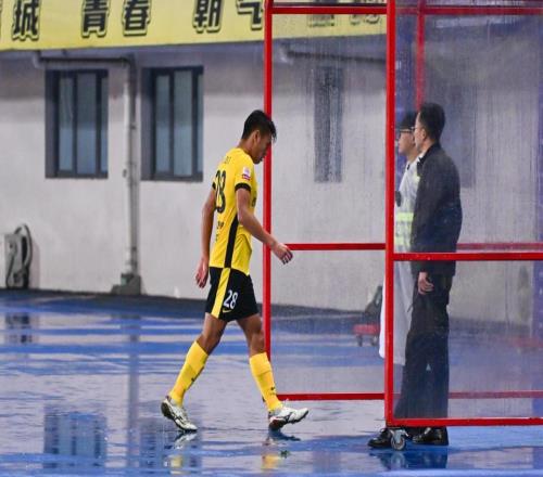 辱骂裁判染红！西海岸宣布对36岁前国脚“三停”+罚5万确定离队