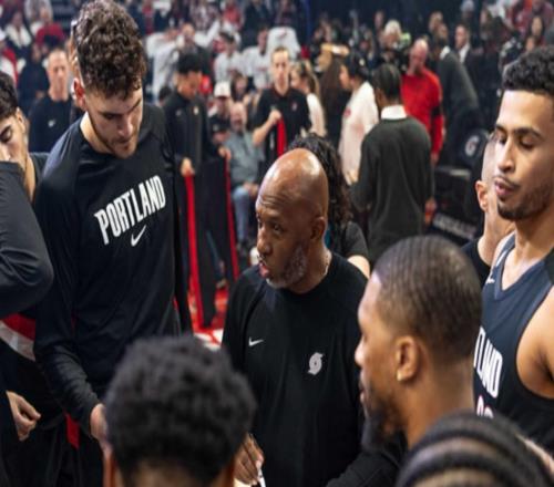 主帅被逮捕，媒体人：开拓者取消了球队今天上午的训练