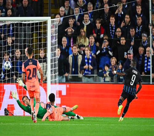 欧冠冷门神剧本：三中门框11.1亿豪门三度落后33对手绝杀被吹