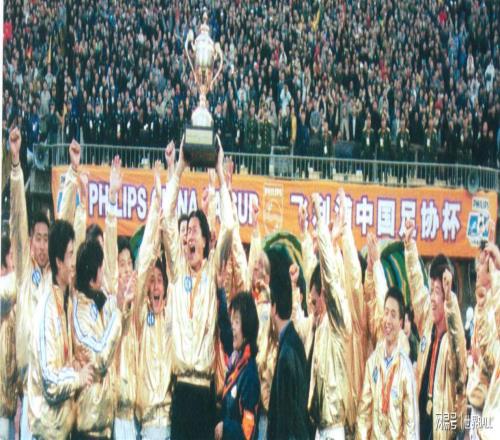 常玩火者终自焚：重庆两江竞技队名队徽演变史