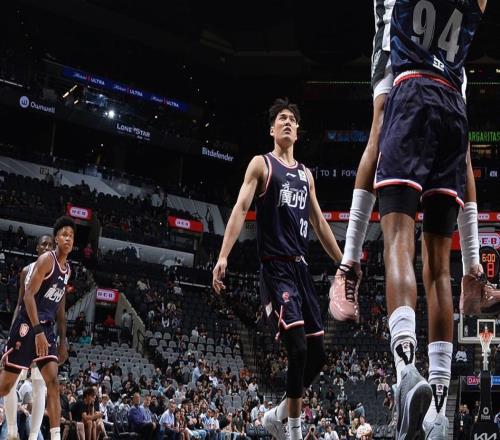 首秀轰14+3！中国男篮26岁悍将闪耀NBA季前赛：能里能外对抗文班