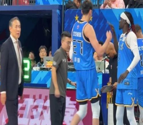 这次真的翻篇了！周琦CBA生涯首战旧主新疆9中7得到15分9板