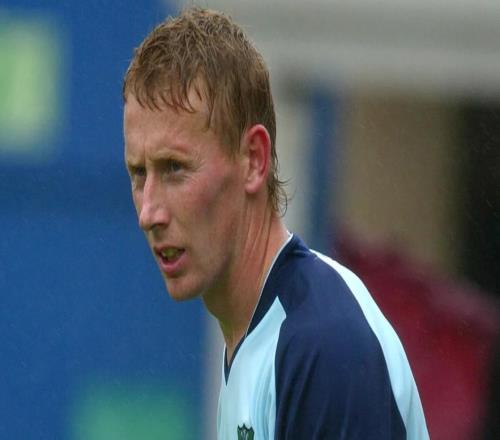 曾是曼联英超冠军阵容的一员，李罗奇30岁退役后当了建筑工