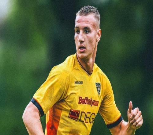 莱切主帅：卡马尔达对失点感到失望，我们需要为他加油