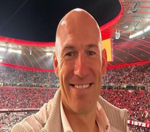 看看是谁回来了，罗本晒在安联球场的自拍照