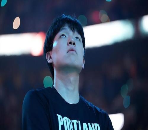 杨瀚森下放G联赛引热议！媒体人预测场均30分钟交出15+7+3+3