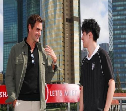 和费德勒打水上网球，周冠宇发文：和费天王在黄浦江上切磋