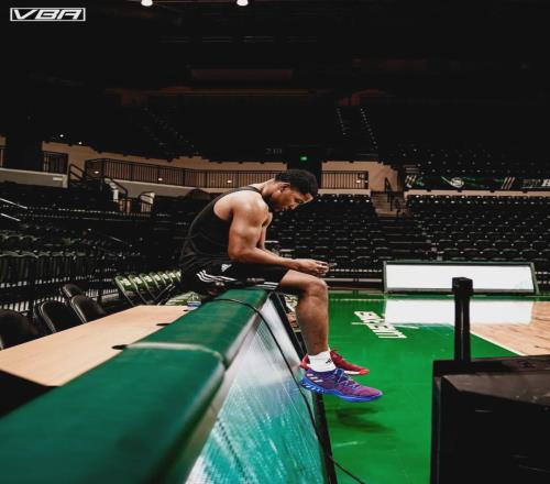 生涯首秀登场6秒，年薪42万！他用五年时间改变了家族的命运