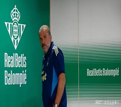 8场不胜！冠军主帅濒临下课，球迷们84分钟退场，大黑马自毁长城