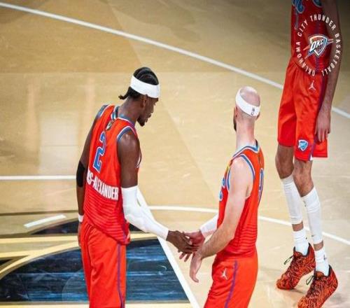 文班亚马打爆卫冕冠军，亚历山大空砍29+4+5，马刺终结雷霆16连胜