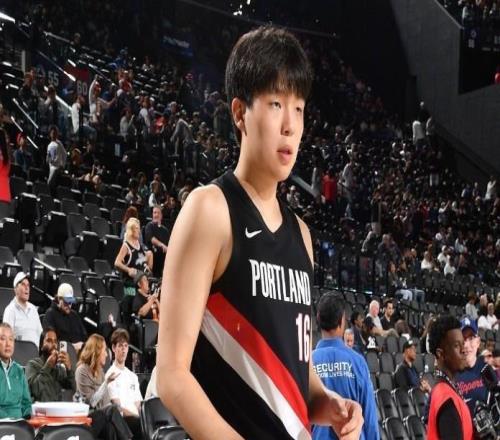 青岛队记：杨瀚森篮板球保护方面达不到NBA内线的基本要求