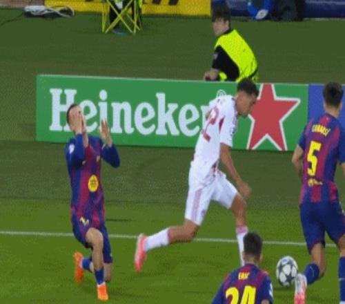 巴萨再出“影帝”造争议红牌！对手愤怒抗议无效连丢4球16惨败