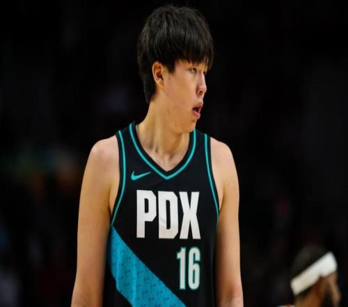 杨瀚森NBA生涯总分超周琦：11中3轰8+4+3+1+1首进三分空接暴扣