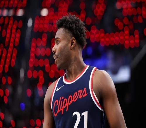 没有取得任何进步快船锋线新星在场上简直是各种打铁各种漏人