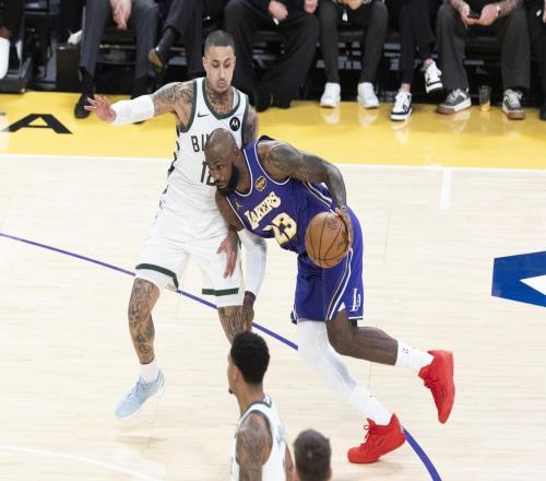 致命失误！詹姆斯26+9+10葬送湖人！东契奇拉胯，字母哥抢断制胜