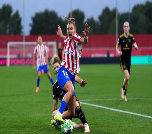 这是红牌吗曼联女足球员多米尼克扬森铲球被罚下引发争议