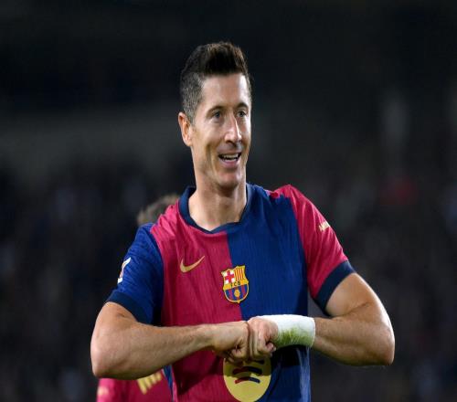 世体：莱万仍将为首发位置而战，直至效力巴萨的最后一刻