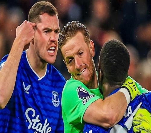 英超戏剧性提升，内讧红牌竟成赢球密码，曼联主场输球症结分析