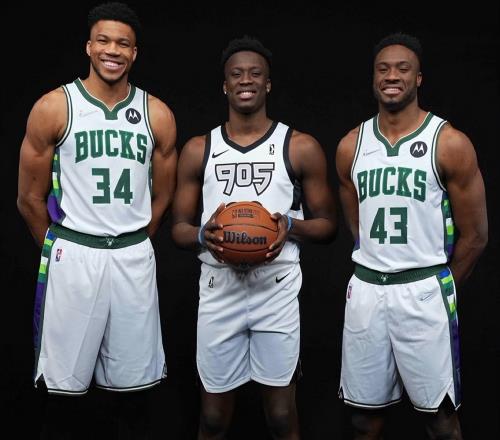 1签1裁，雄鹿创造历史！字母哥把话挑明，兄弟大于总冠军