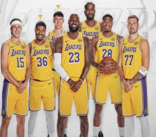 詹姆斯化身詹指导，自己不训练，积极帮助队友训练