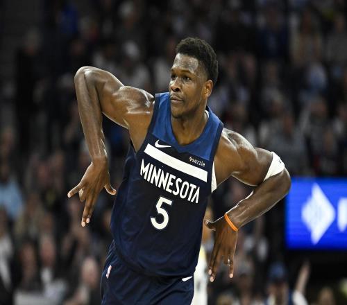 NBA官方：爱德华兹今日用MJ招牌式后仰跳投PK公牛