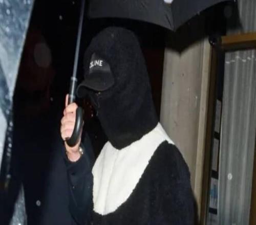 太阳报：为避免引起注意，本怀特参加团建时将面部也遮住