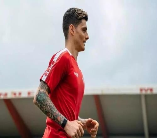 前巴萨青训球员蒙特斯27岁宣布退役：踢球并不快乐，这太苦了