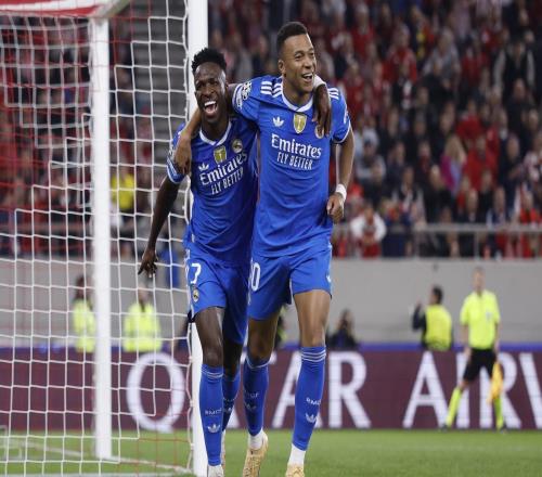 记者：皇马今天训练维尼修斯与姆巴佩长时间与教练组进行沟通