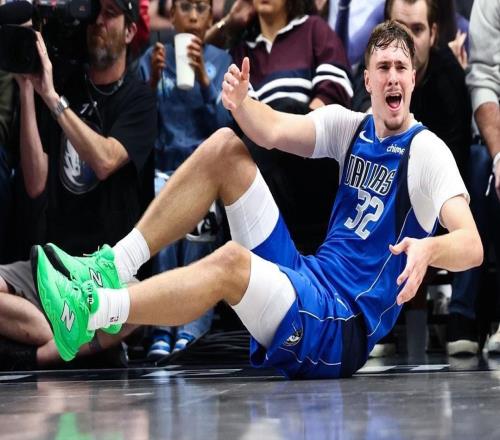 独行侠队主帅基德谈库珀弗拉格，作为新秀对NBA哨声的适应情况