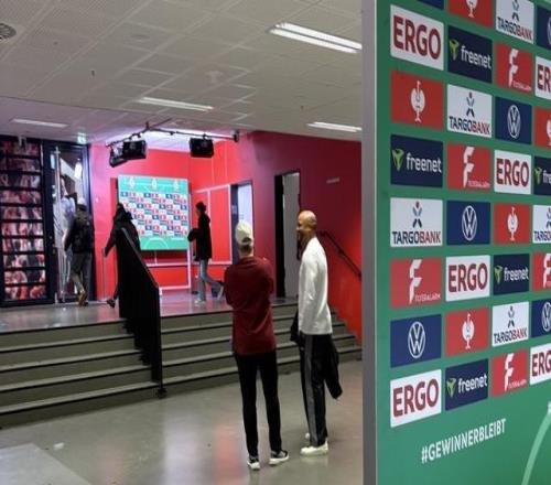 记者：离开科隆主场前，孔帕尼与科隆主帅友好地交谈了数分钟