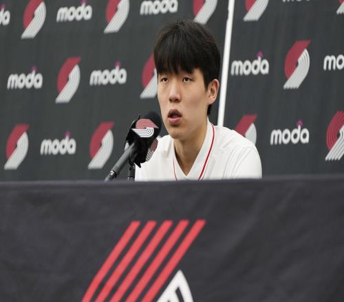 杨瀚森：季前赛最大进步是体能，犯规多还要去改进