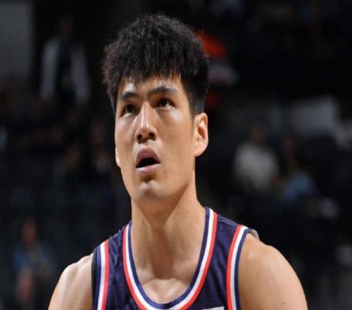 在4个对手包围下完成补篮！陈国豪首秀出彩，得分上双