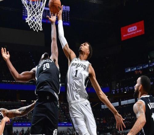 文班连续88场比赛有盖帽入账，追平1992年的尤因并列历史第4