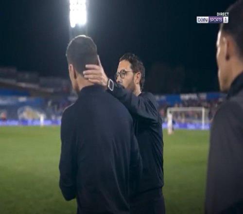 西媒：阿隆索向第四官员抱怨，结果和赫塔菲替补席也发生了争吵