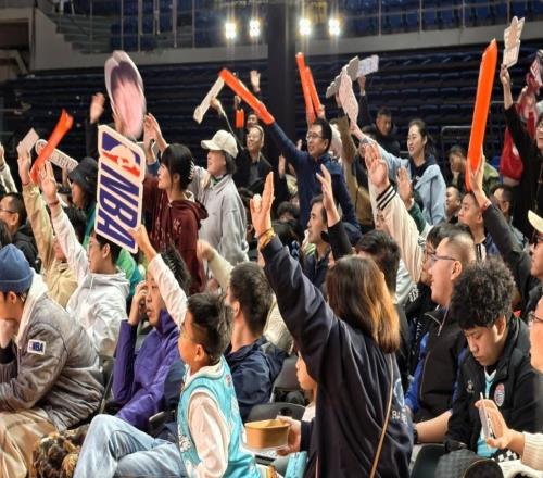 杨瀚森NBA常规赛首秀，600多球迷第二现场加油助威
