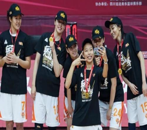 中国篮球又出现尴尬事，第一大联赛顶级冠军球队正式退赛