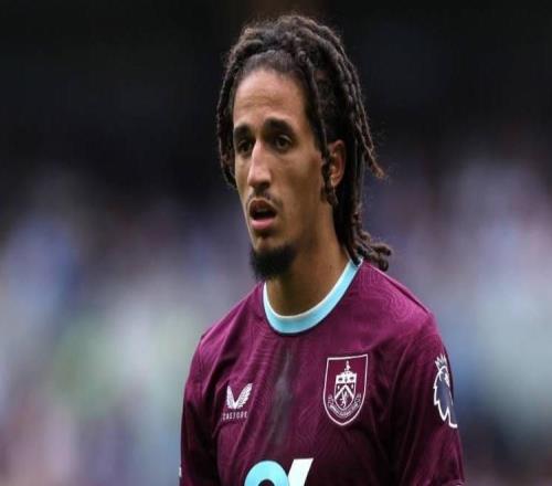 记者：伯恩利中场梅布里被指控在比赛里向一利兹联球迷吐口水