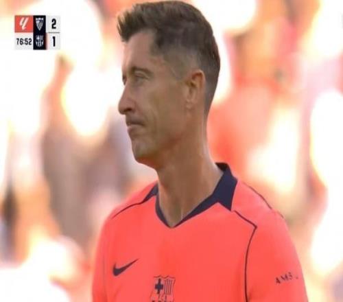 巴萨惨败“罪人”！莱万全场隐身+失点，4射0中获5.0分全场最低