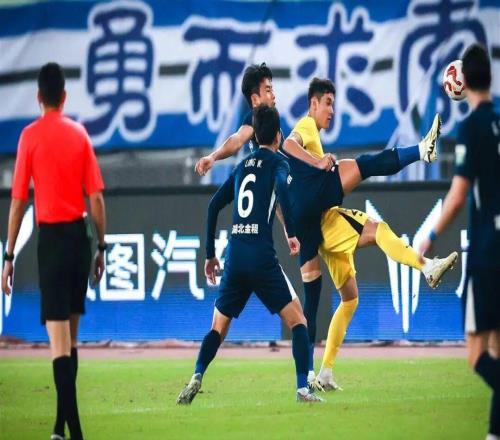 多打一人，武汉三镇主场输掉保级战！邓卓翔：已竭尽全力