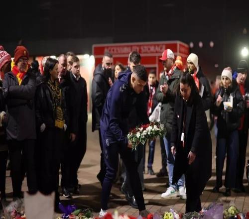 你永远不会独行，扎卡在开赛前在安菲尔德外为若塔献上花圈