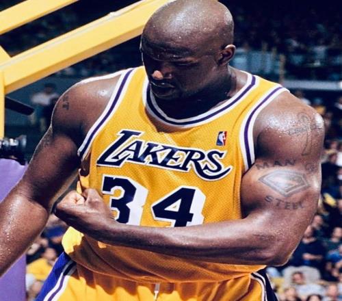 美媒选NBA历史“坦克五人组”：奥尼尔像绿巨人，詹姆斯似非人类