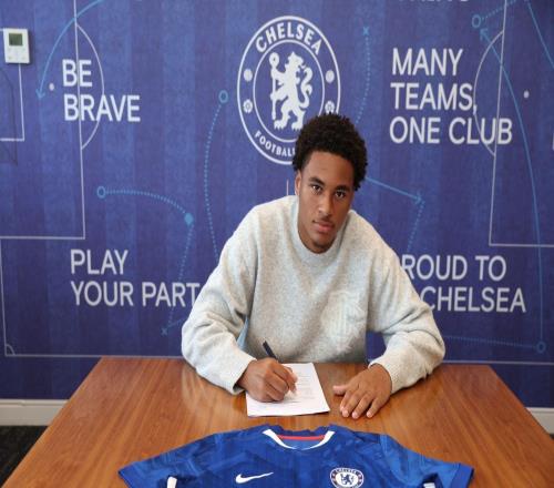 官方：蓝军与16岁右后卫埃博及18岁中锋格林伍德签下奖学金合同