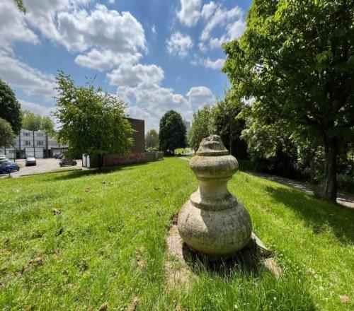 足球历史碎片，旧温布利球场的塔顶现在被放置在北伦敦的公园