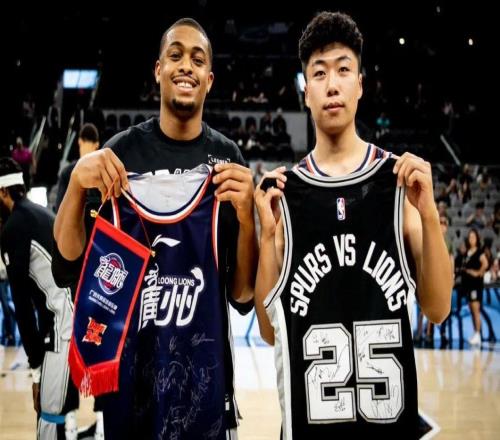 NBA季前赛广州龙狮不敌马刺陈国豪表现亮眼