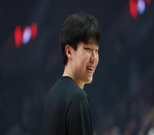 恭喜杨瀚森，NBA常规赛揭幕战双喜临门，开拓者争开门红信心大增