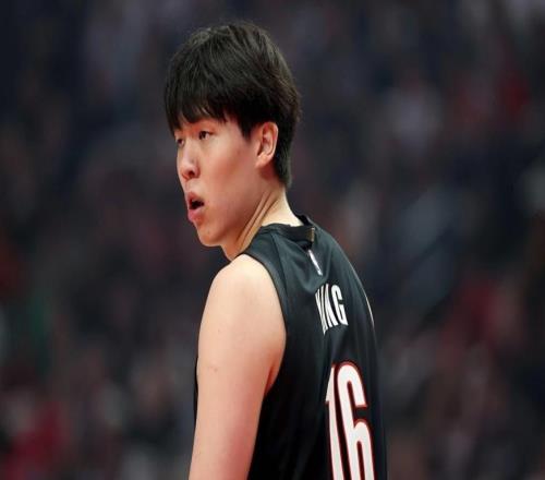 有些挣扎！杨瀚森的NBA正赛首秀，和前辈姚明差不多
