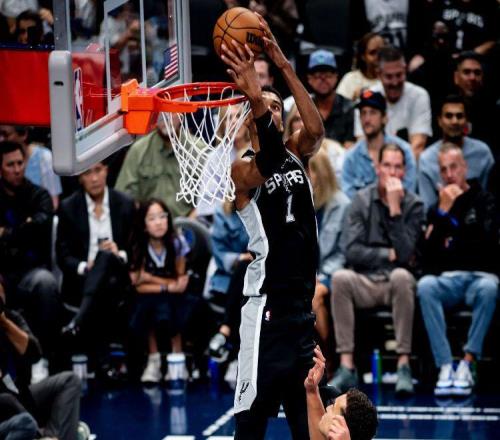 40+15+3+0失误！看到文班把浓眉打成玩具，湖人想争冠需解决1难题