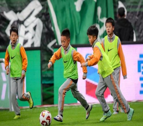 “班超”进“中超”！40名足球小将工体圆梦
