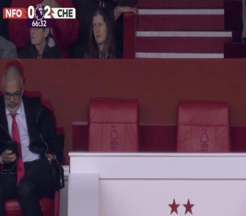 马雷斯卡看台庆祝切尔西进球，与身后森林老板形成鲜明反差